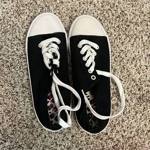 New. Airwalk sneakers. Size 7.
